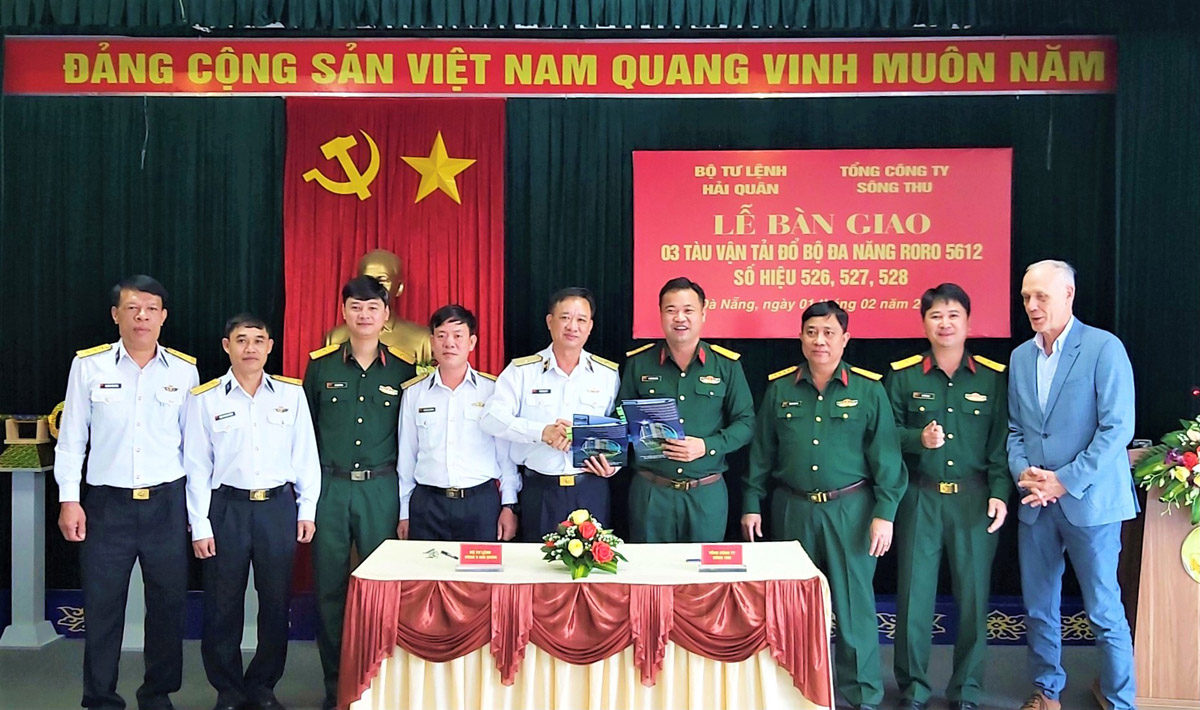 Tổng Công ty Sông Thu bàn giao 3 tàu đổ bộ đa năng cho Quân chủng Hải quân